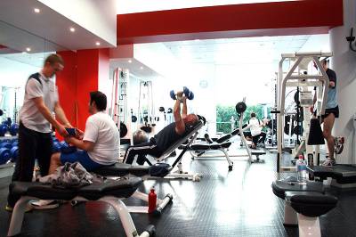 gente-entrenando-pesas