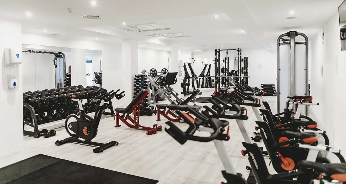 gimnasio-blanco-vacio