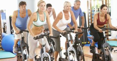 grupo-haciendo-spinning-acelerado