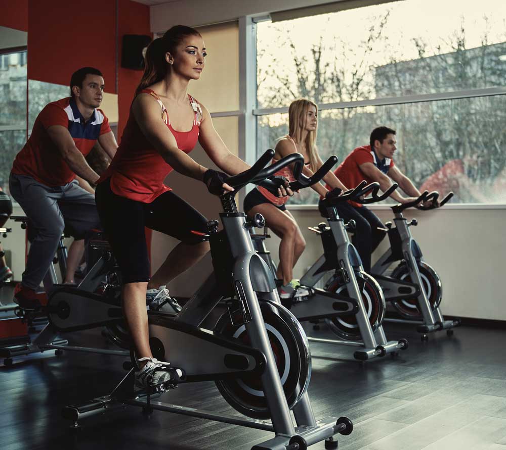 grupo-haciendo-spinning-relajando