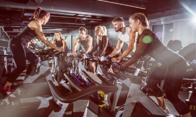 grupo-haciendo-spinning-siguiendo-a-la-profesora