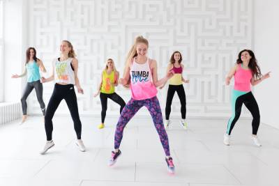 grupo-haciendo-zumba-calentando