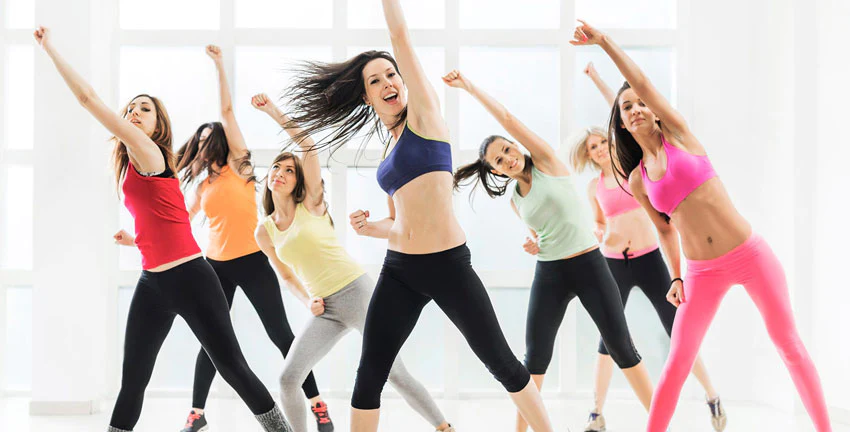 grupo-haciendo-zumba-estirando-los-brazos