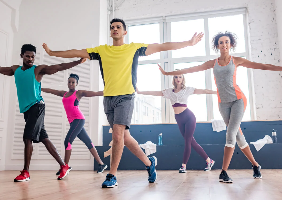 grupo-haciendo-zumba-en-coordinación